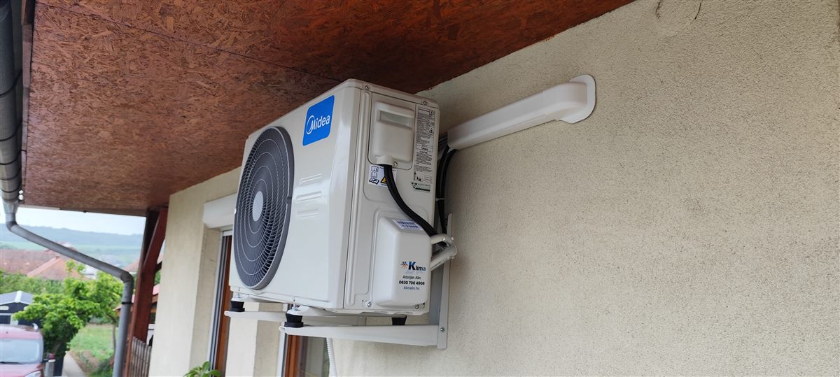 Midea kültéri egység rendezett csatornázással saját kivitelezési fotón