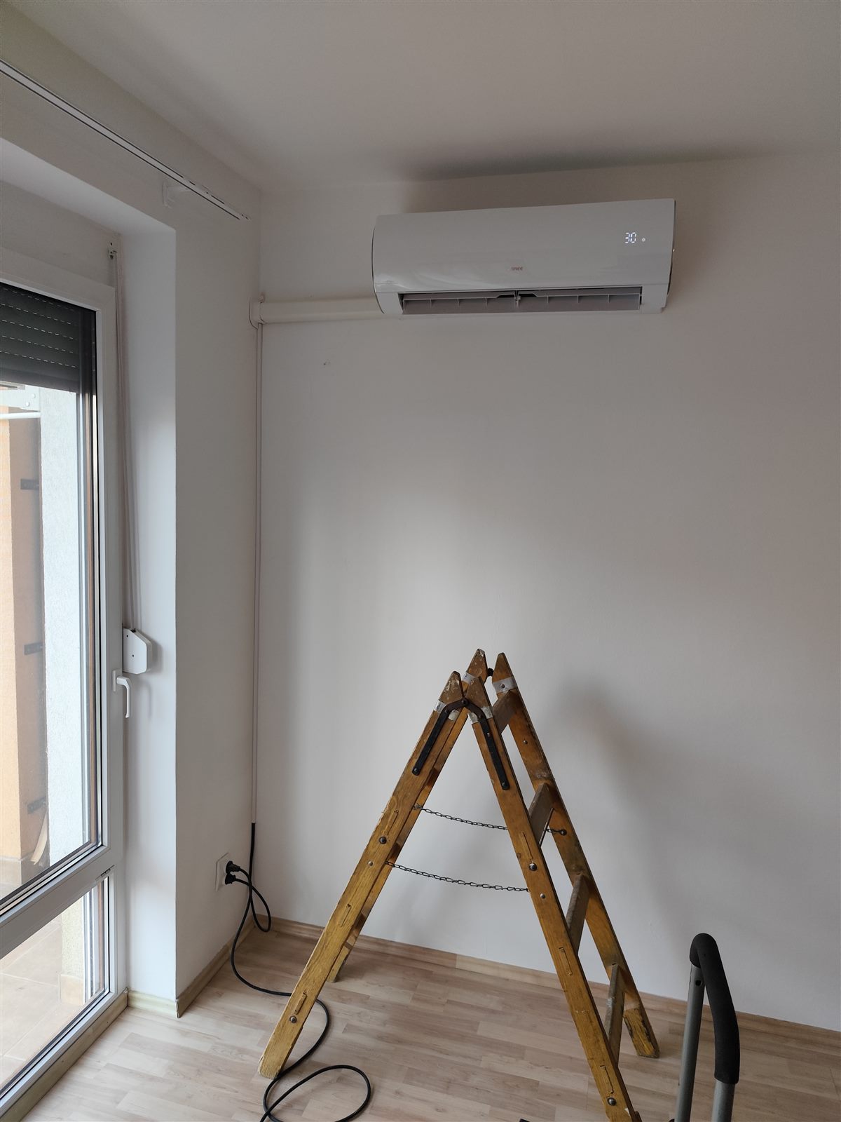 Beltéri klímaegység tiszta helyiségben létrával